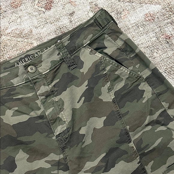 Woman’s AEO Army Camo Barrel Leg Cargo Pants - Picture 3 of 9